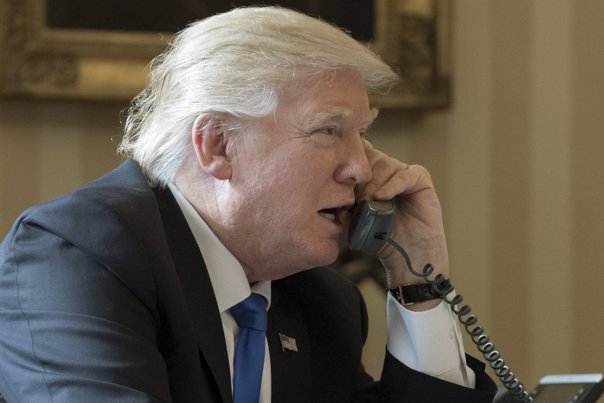 El presidente de EE UU, Donald Trump, durante una conversación telefónica con su homólogo ruso, Vladimir Putin, el 28 de enero de 2017. El presidente de EE UU, Donald Trump, durante una conversación telefónica con su homólogo ruso, Vladimir Putin, el 28 de enero de 2017.