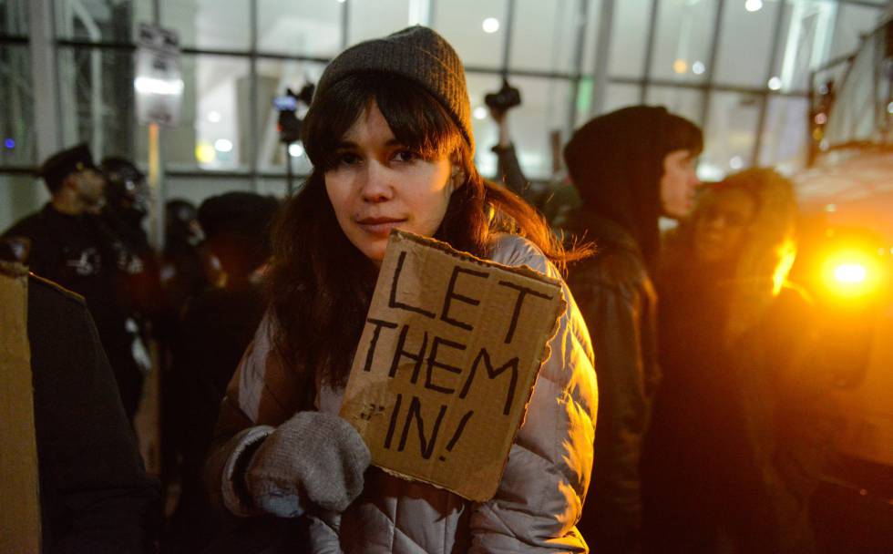 Una mujer protesta en Nueva York contra el veto a los musulmanes de Trump. Una mujer protesta en Nueva York contra el veto a los musulmanes de Trump.