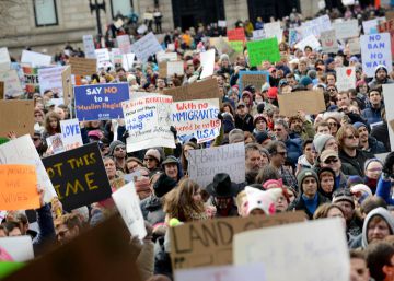 Trump reafirma veto imigratório, apesar do revés judicial e do assombro mundial
