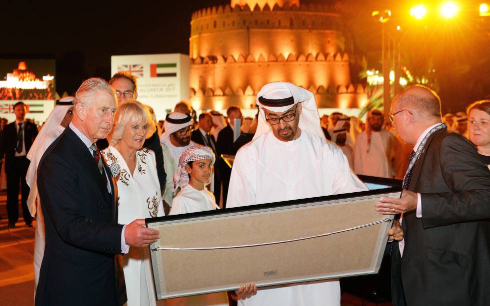 El Príncipe de Gales presenta un manuscrito coránico al jeque Mohammed bin Zayed Al Nathan, príncipe heredero de Abu Dhabi, en Emiratos Árabes Unidos.