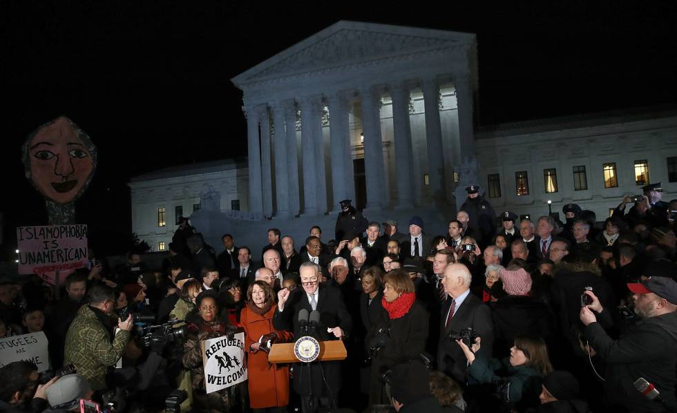 Protesta liderada por legisladores demócratas ante el Tribunal Supremo.