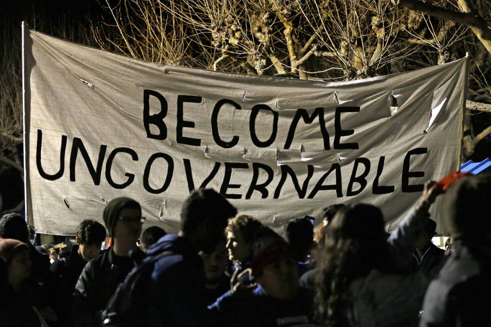Un cartel de la protesta en Berkeley que dice: "Sed ingobernables".