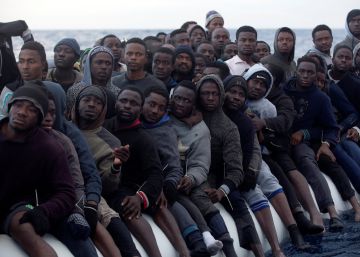 Migrantes subsaharianos cruzan el Mediterráneo, este viernes frente a la costa de Sabratha (Libia).