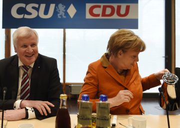 Los líderes de la CSU, Horst Seehofer, y de la CDU, la canciller Angela Merkel, reunidos en Múnich el lunes.