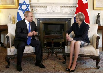 Benjamín Netanyahu durante su reunión con la primera ministra británica, Theresa May, en Londres. 