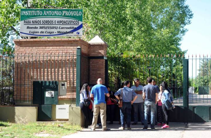 Familiares aguardan noticias frente a la sede del Instituto Próvolo de Mendoza. Familiares aguardan noticias frente a la sede del Instituto Próvolo de Mendoza.