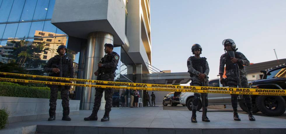 Sede de las oficinas de la compañía Odebrecht, custodiadas por la polícia.