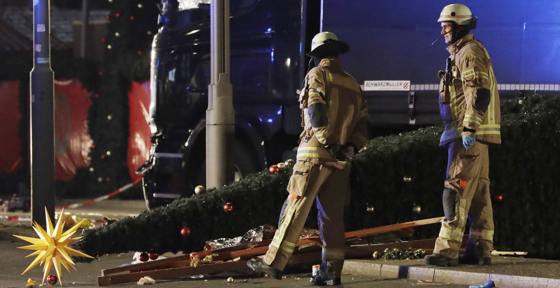Bomberos junto al mercado navideño de Berlín que sufrió un atentado islamista el pasado 19 diciembre, dejando 12 muertos. Bomberos junto al mercado navideño de Berlín que sufrió un atentado islamista el pasado 19 diciembre, dejando 12 muertos.