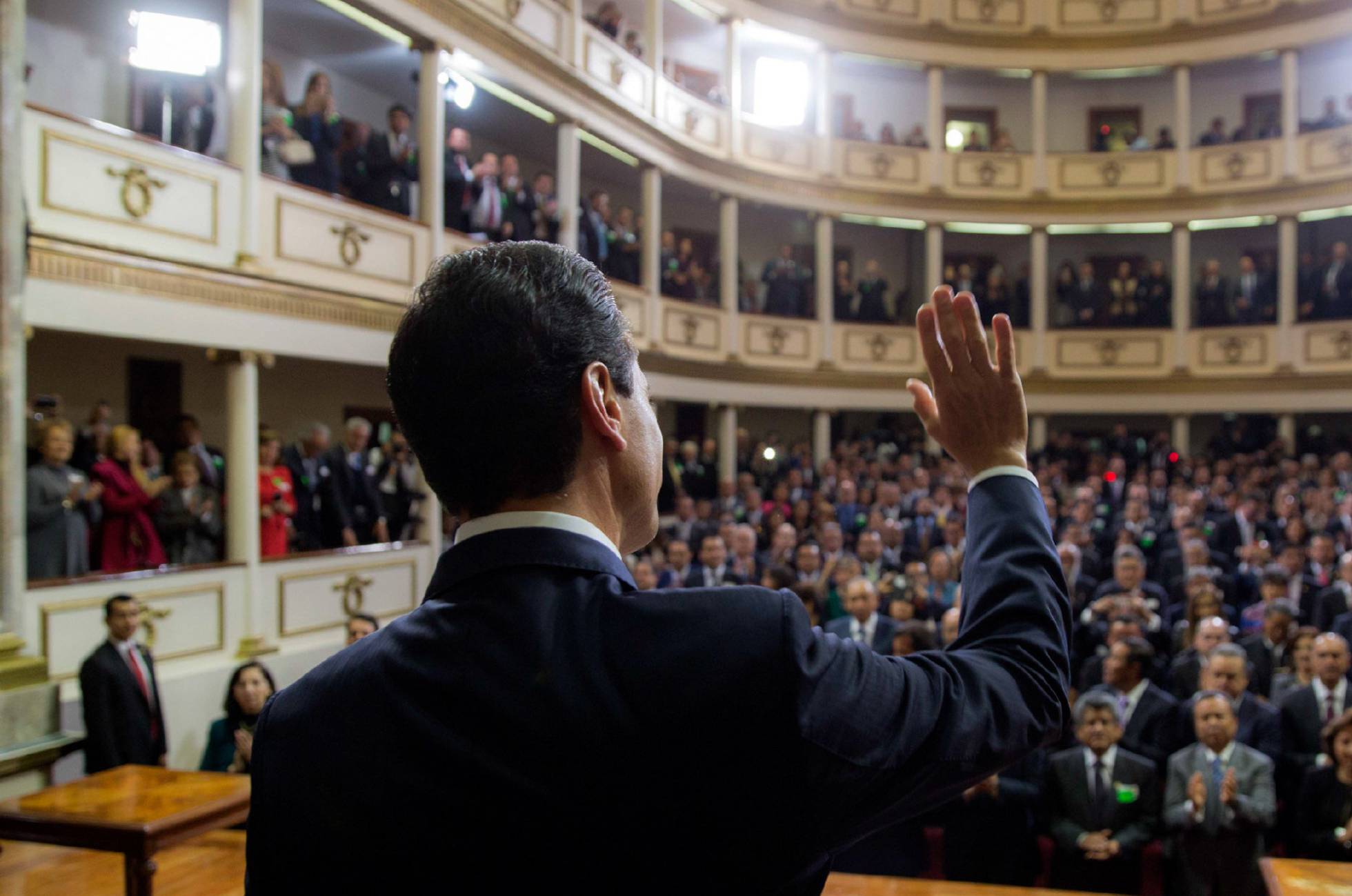 Enrique Peña Nieto saluda en el Teatro de la República de Querétaro. Enrique Peña Nieto saluda en el Teatro de la República de Querétaro.
