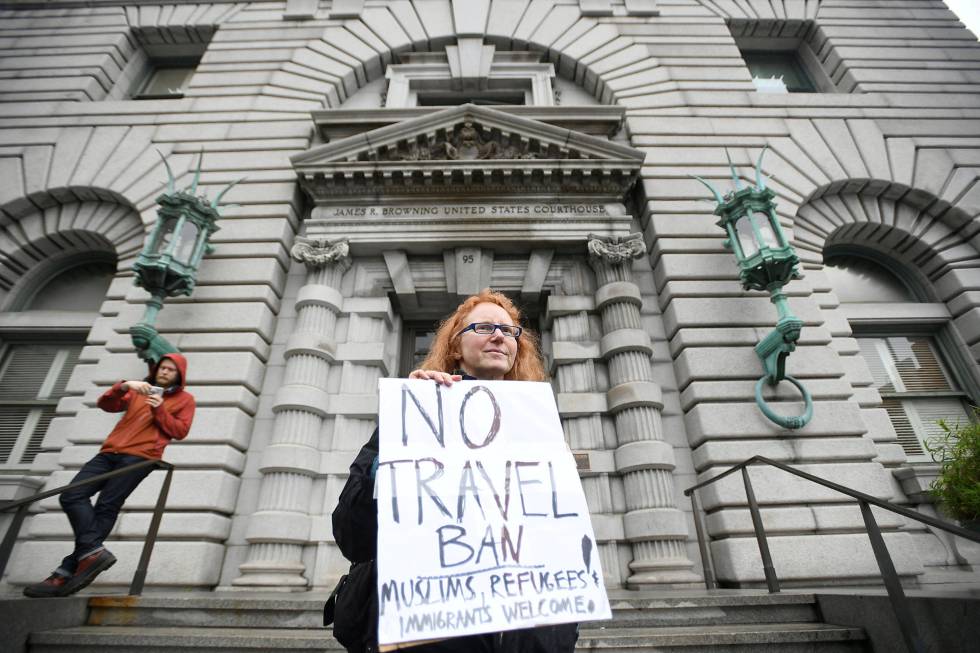 Una mujer protesta contra Trump frente a la Corte de Apelaciones de San Francisco.