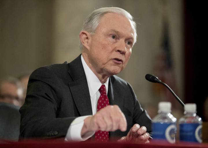 El Senado confirma a Jeff Sessions como fiscal general en medio de una profunda división El Senado confirma a Jeff Sessions como fiscal general en medio de una profunda división