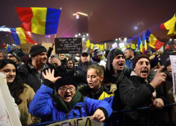 La retirada del decreto sobre corrupción no apaga las protestas masivas en Rumania La retirada del decreto sobre corrupción no apaga las protestas masivas en Rumania