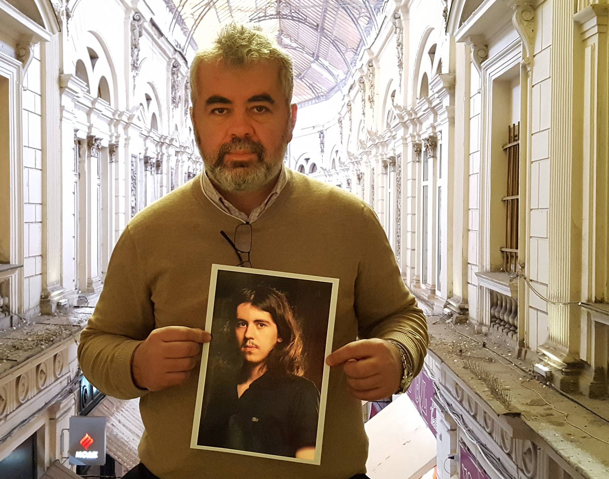 Eugen Iancu con una foto de su hijo Alexandru. Eugen Iancu con una foto de su hijo Alexandru.