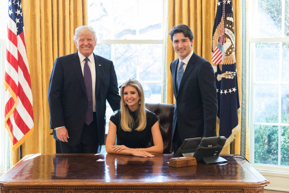 Foto d'Ivanka Trump entre el seu pare, Donald Trump, i Justin Trudeau.