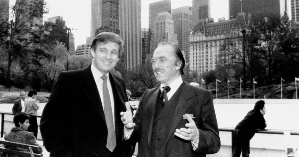 Donald Trump con su padre, Fred, en la inauguración de la pista de hielo de Central Park en 1987.