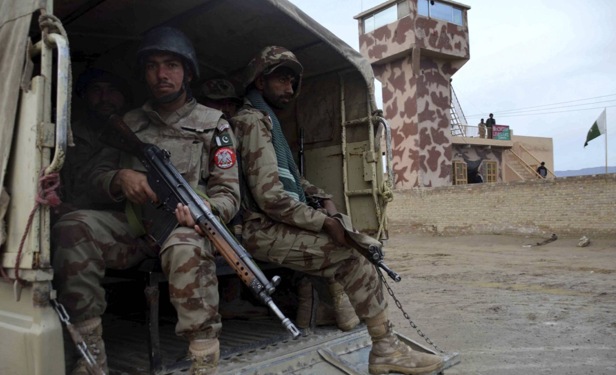 Dos soldados montan guardia tras el cierre de las fronteras entre Pakistán y Afganistán en Charman (Pakistán), este viernes. Dos soldados montan guardia tras el cierre de las fronteras entre Pakistán y Afganistán en Charman (Pakistán), este viernes.