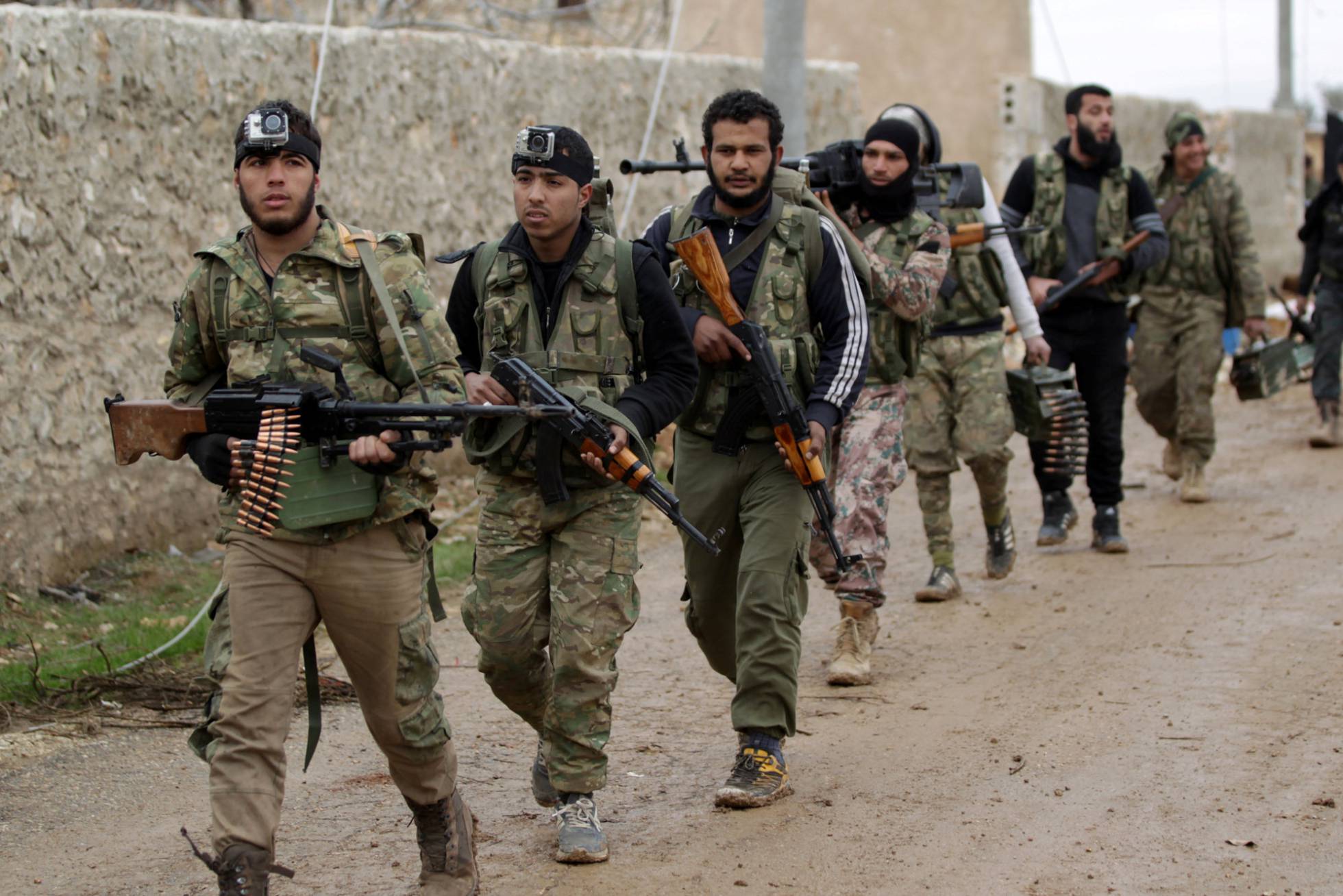 Soldados rebeldes sirios, camino de Al Bab, en el norte dle país, el 15 de enero de 2017. Soldados rebeldes sirios, camino de Al Bab, en el norte dle país, el 15 de enero de 2017.
