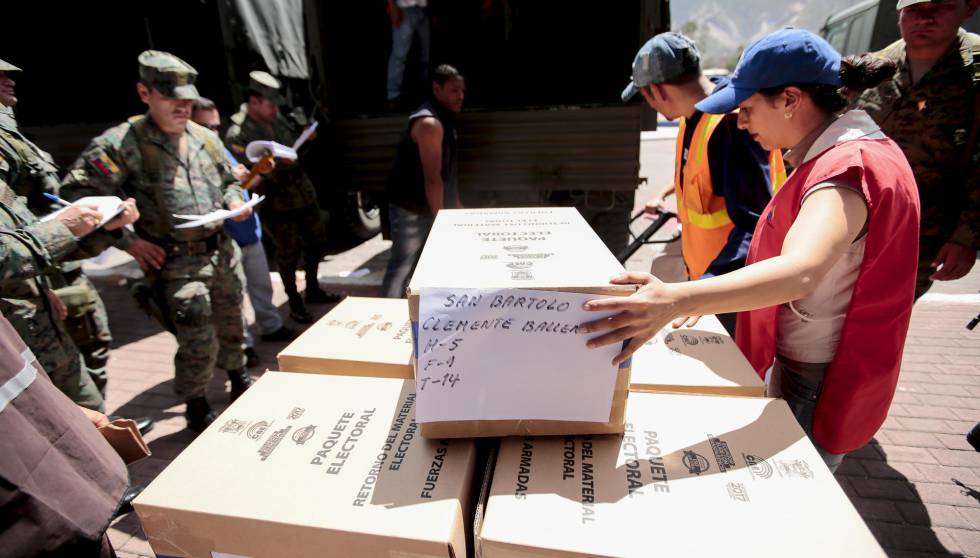 Varios funcionarios preparan ayer material electoral para su traslado en Quito.rn rn 