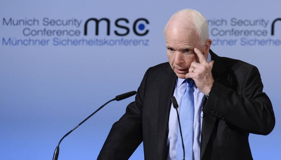 El senador John McCain, el viernes en Múnich