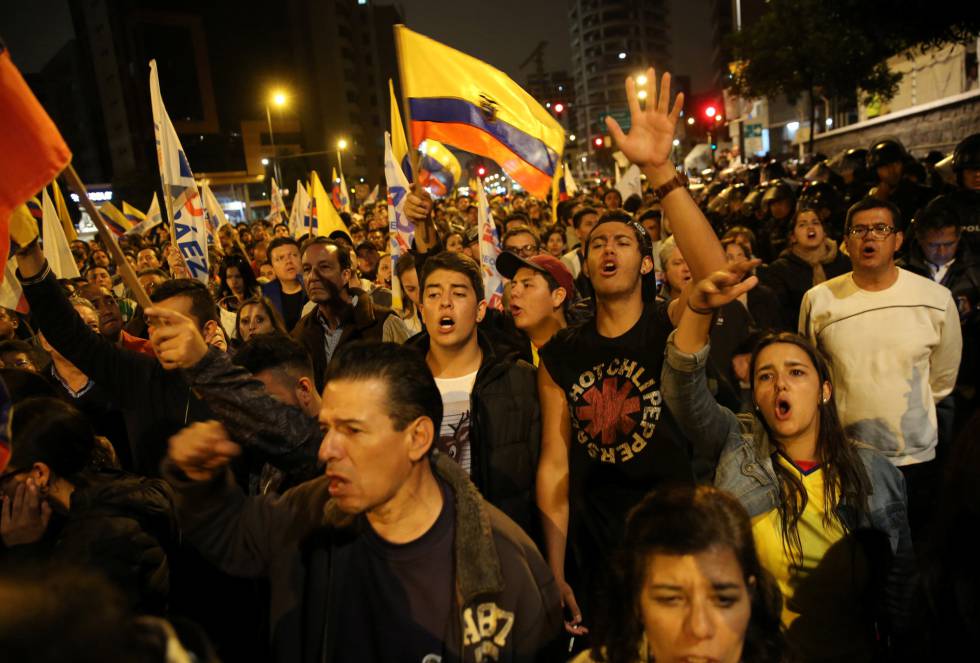 Simpatizantes de la oposición, protestan anoche en Quito. 