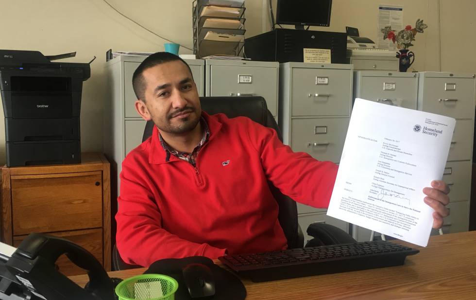 Saúl Cabello, asesor de inmigración, con el reglamento de deportaciones. Saúl Cabello, asesor de inmigración, con el reglamento de deportaciones.