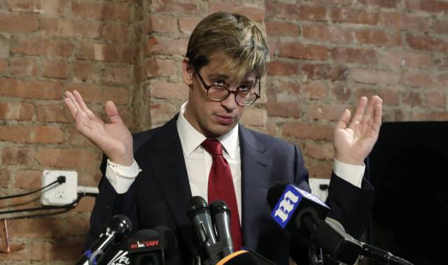 Milo Yiannopoulos, este martes, durante el anuncio de su dimisión. Milo Yiannopoulos, este martes, durante el anuncio de su dimisión.