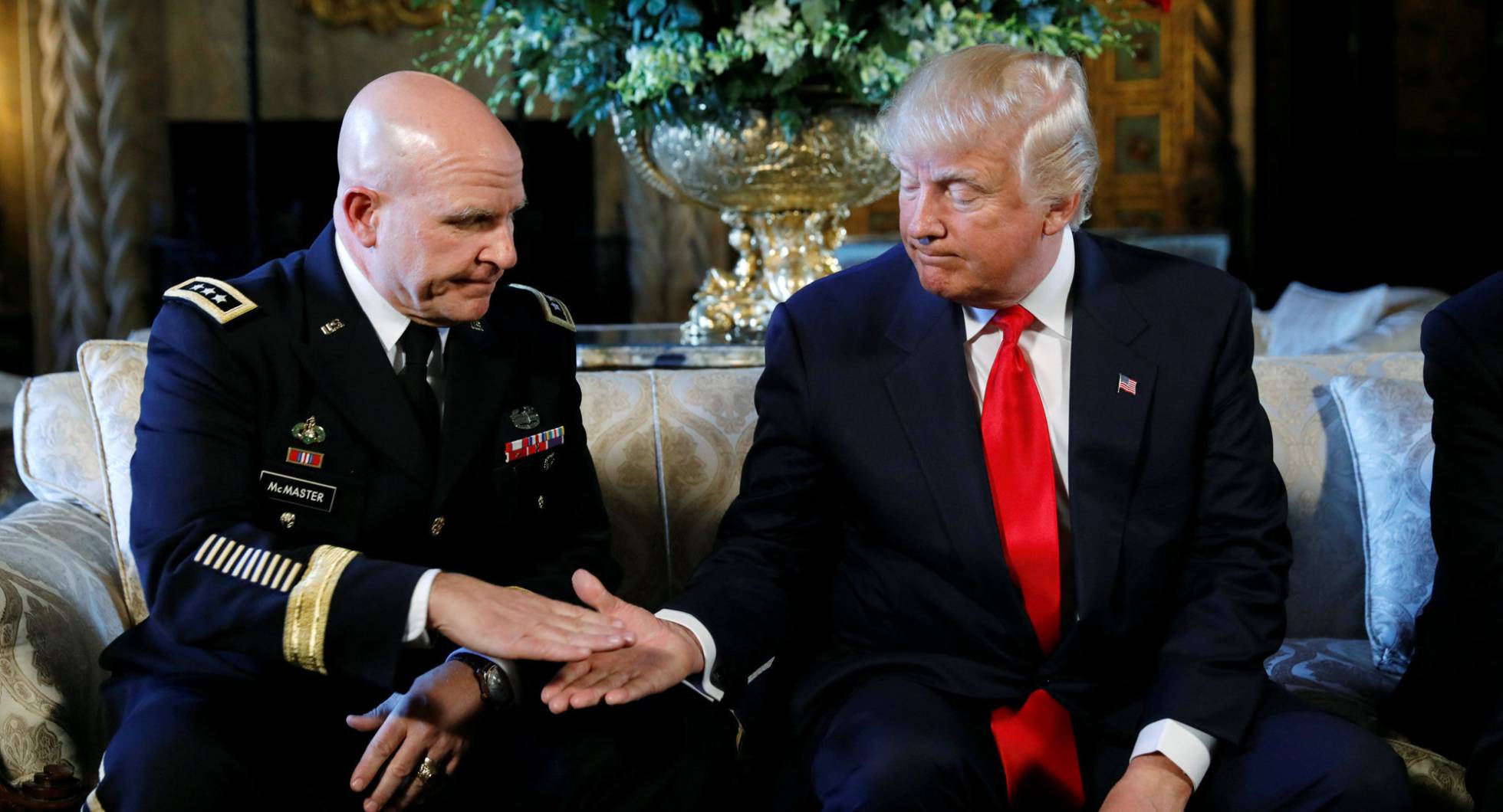 El presidente de EE UU, Donald Trump, le da un apretón de manos a Herbert Raymond McMaster, este martes. El presidente de EE UU, Donald Trump, le da un apretón de manos a Herbert Raymond McMaster, este martes.