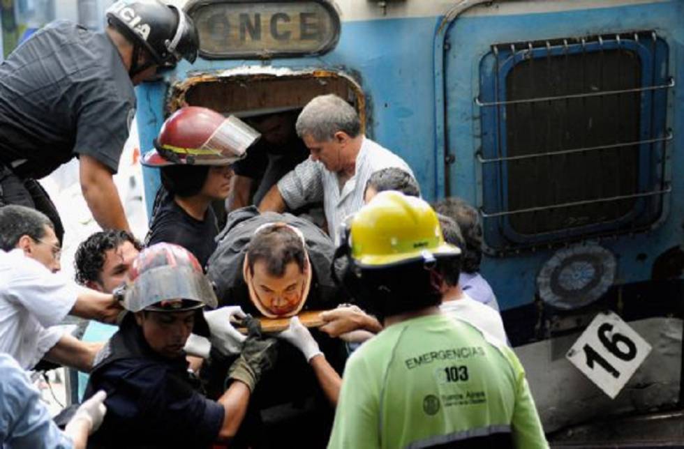 Rescate de un herido en el accidente ferroviario de la estación Once, en Buenos Aires.