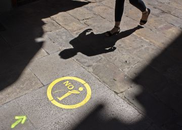 En la imagen, una señal pintada en el suelo de "prohibido orinar" instaladas por el Ayuntamiento de Manresa (Barcelona).