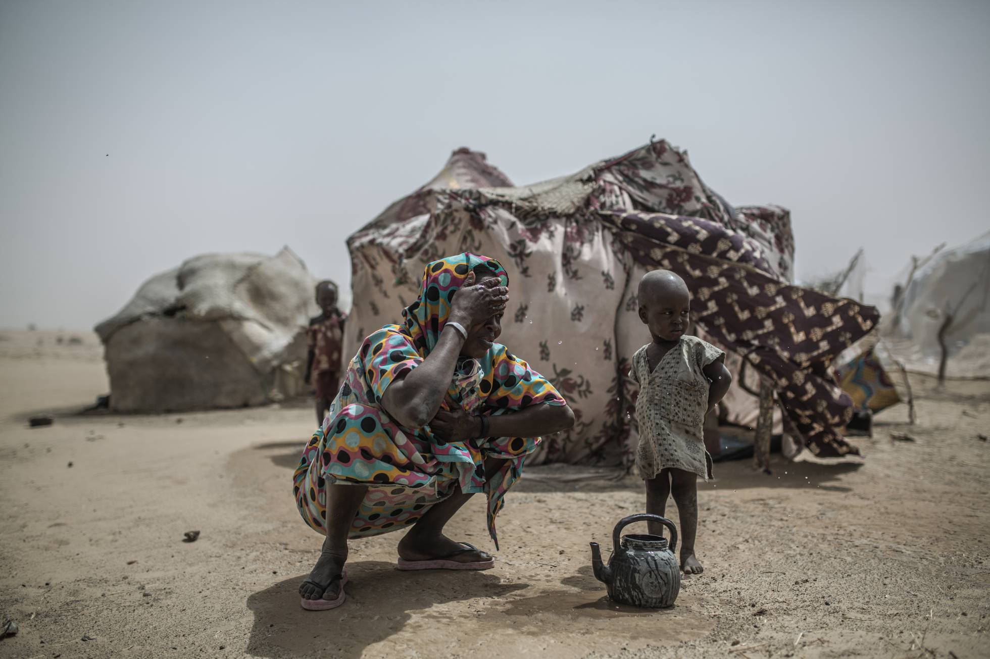 Una madre refugiada con su hijo en el campo de Sayan, Níger. Una madre refugiada con su hijo en el campo de Sayan, Níger.