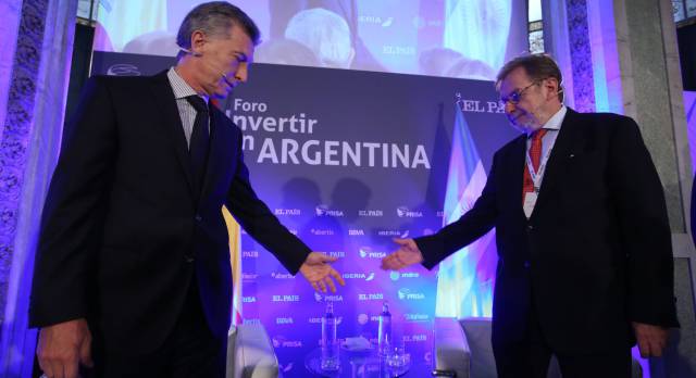 El presidente de Argentina, Mauricio Macri, interviene en el foro 'Invertir en Argentina' junto al presidente del Grupo PRISA, Juan Luis Cebrián.