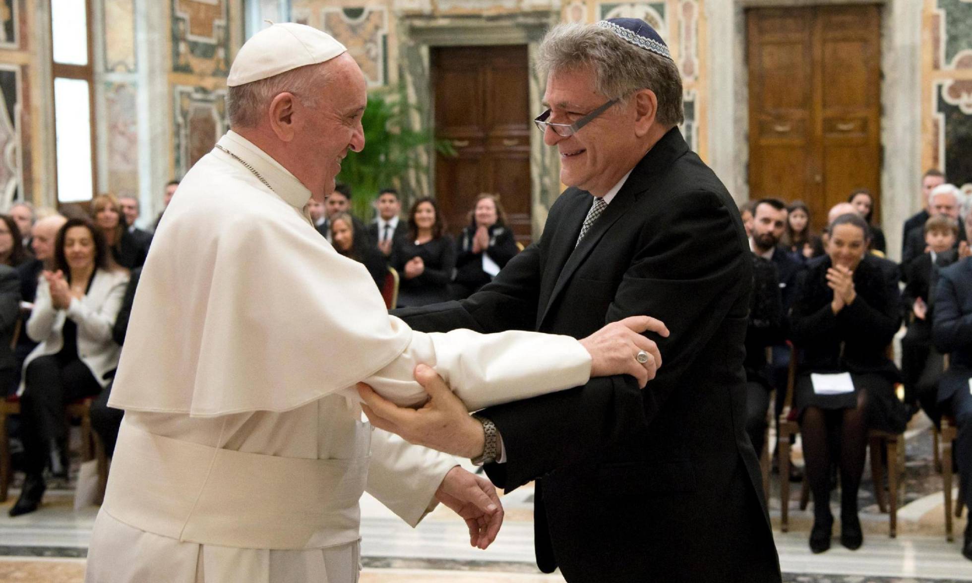 El Papa recibe al rabino argentino Abraham Skorka en el Vaticano, este jueves. El Papa recibe al rabino argentino Abraham Skorka en el Vaticano, este jueves.
