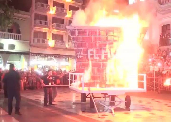 Queman un muro en protesta contra Trump en México Queman un muro en protesta contra Trump en México