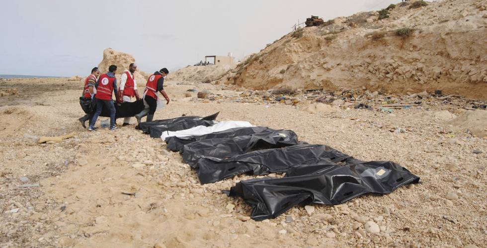 Cadáveres de inmigrantes que murieron ahogados frente a las costas libias este lunes. 