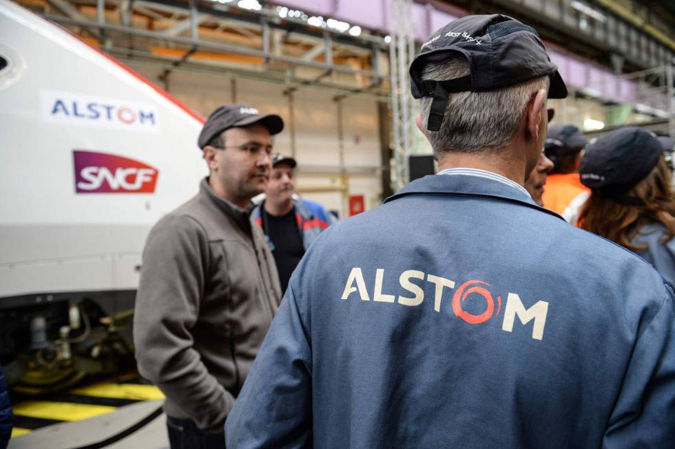 Empleados de Alstom en la fábrica de TGV de alta velocidad, en la planta de Belfort, en Francia, el 22 de febrero.