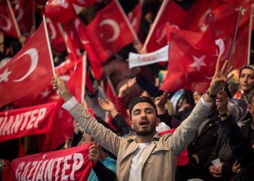 Los islamistas lanzan la campaña por el presidencialismo en la polarizada Turquía Los islamistas lanzan la campaña por el presidencialismo en la polarizada Turquía