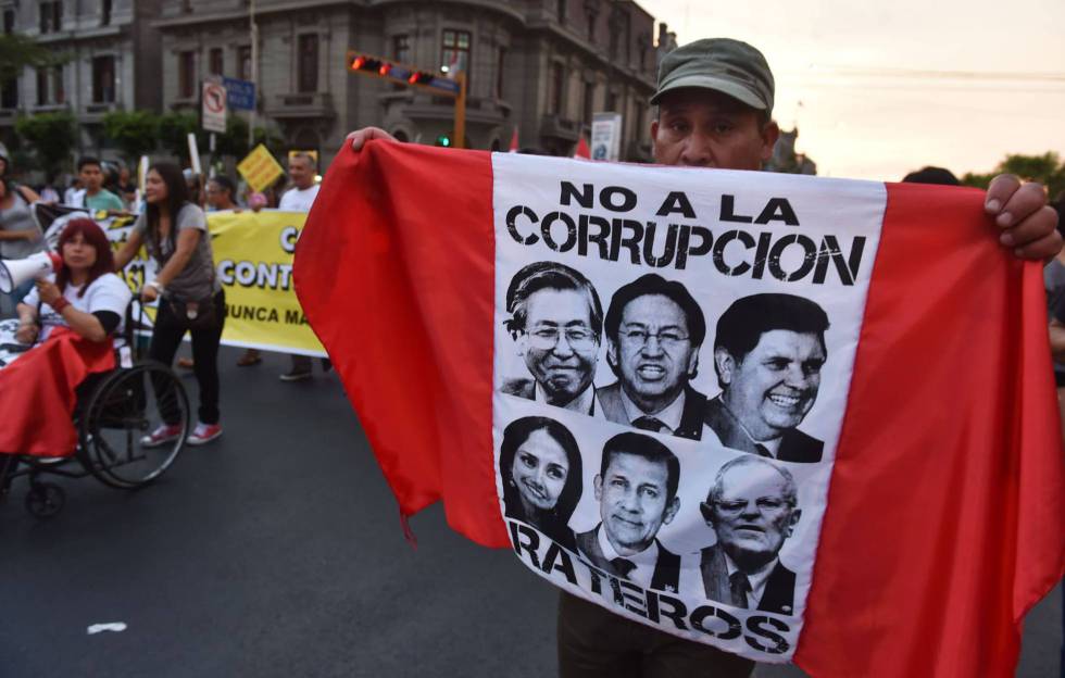 Un manifestante contra la corrupción el 26 de febrero en Lima.