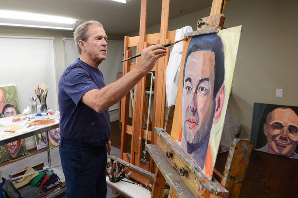 George W. Bush pintando el retrato de una veterano de guerra.