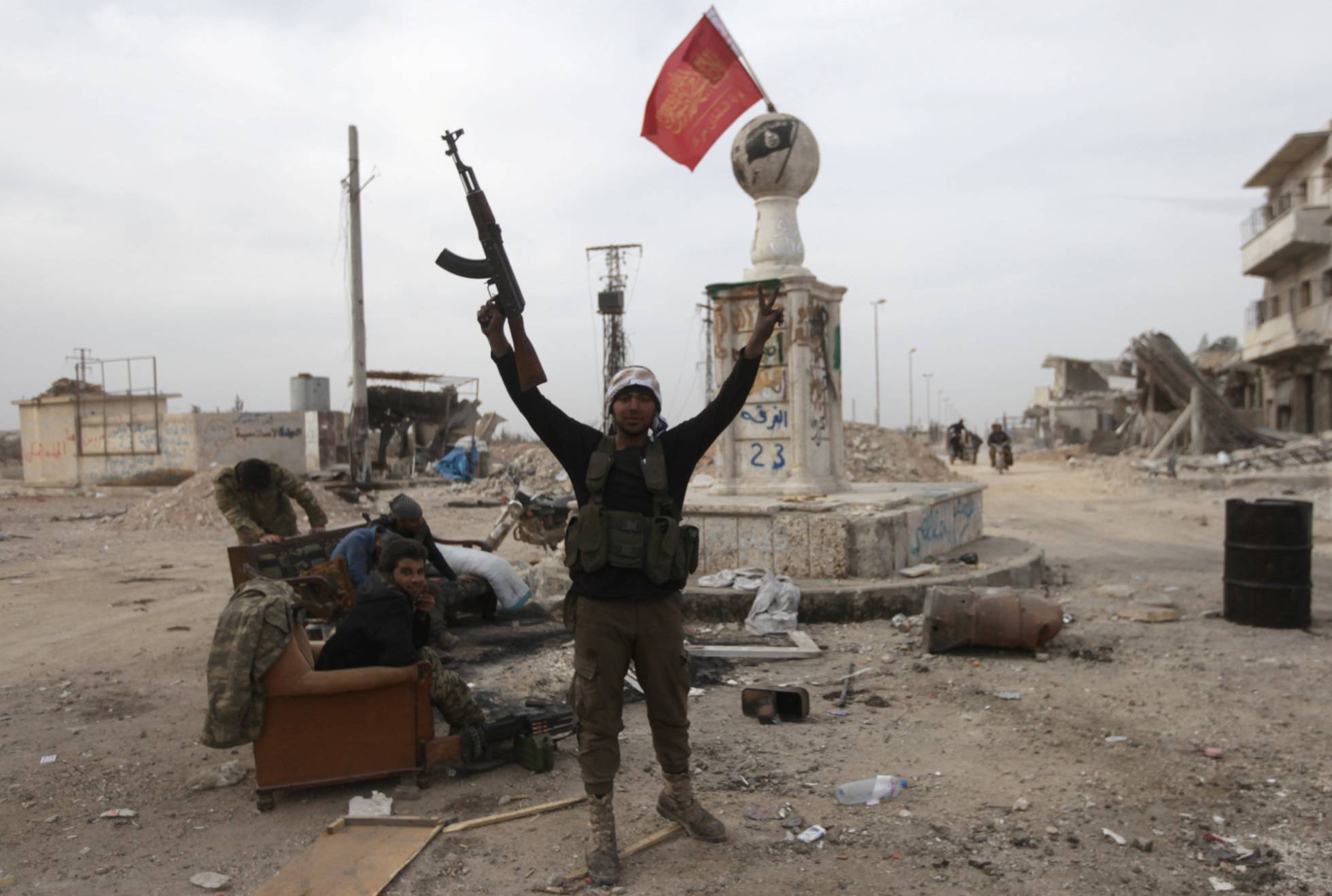 Un rebelde sostiene su arma en la ciudad del norte de Siria al-Bab Un rebelde sostiene su arma en la ciudad del norte de Siria al-Bab