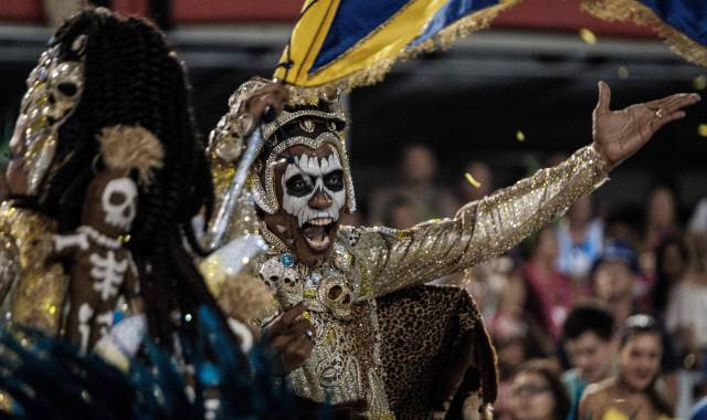 Participantes en el Carnaval de Río de Janeiro, en la madrugada de este martes. Participantes en el Carnaval de Río de Janeiro, en la madrugada de este martes.