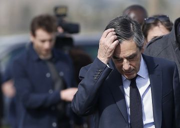 La policía registra el domicilio de Fillon mientras decenas de aliados le dejan La policía registra el domicilio de Fillon mientras decenas de aliados le dejan