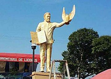 La estatua que habla de la división de Colombia La estatua que habla de la división de Colombia