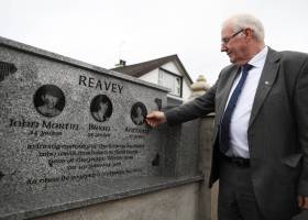 Hallan numerosos restos de bebés en una fosa de un convento en Irlanda Hallan numerosos restos de bebés en una fosa de un convento en Irlanda