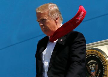 Donald Trump sujeta su corbata con cinta adhesiva