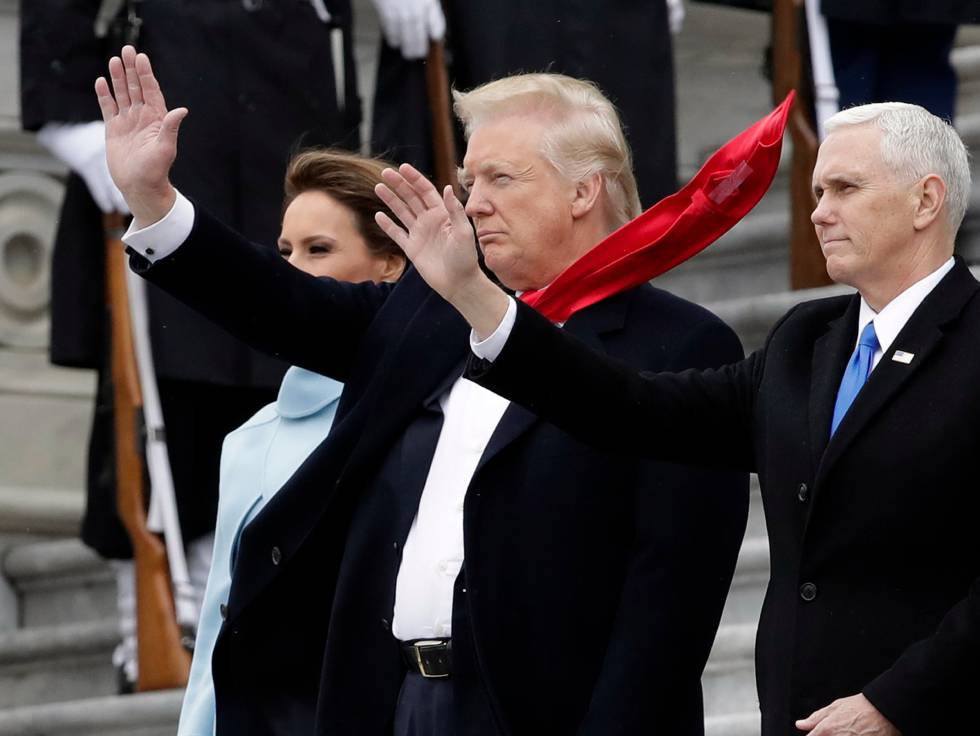 Trump, en la inauguración, con otra cinta adhesiva en su corbata.