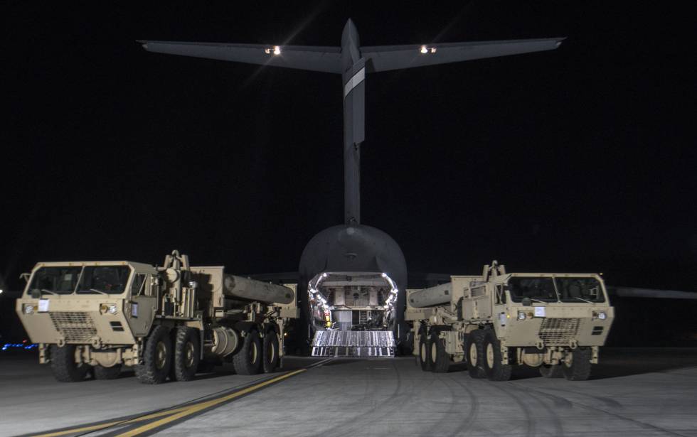 Piezas militares para el escudo antimisiles llegan a Corea del Sur, este lunes.