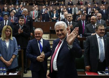 El primer ministro turco, Binali Yildirim, saluda en un encuentro de su partido en el Parlamento.