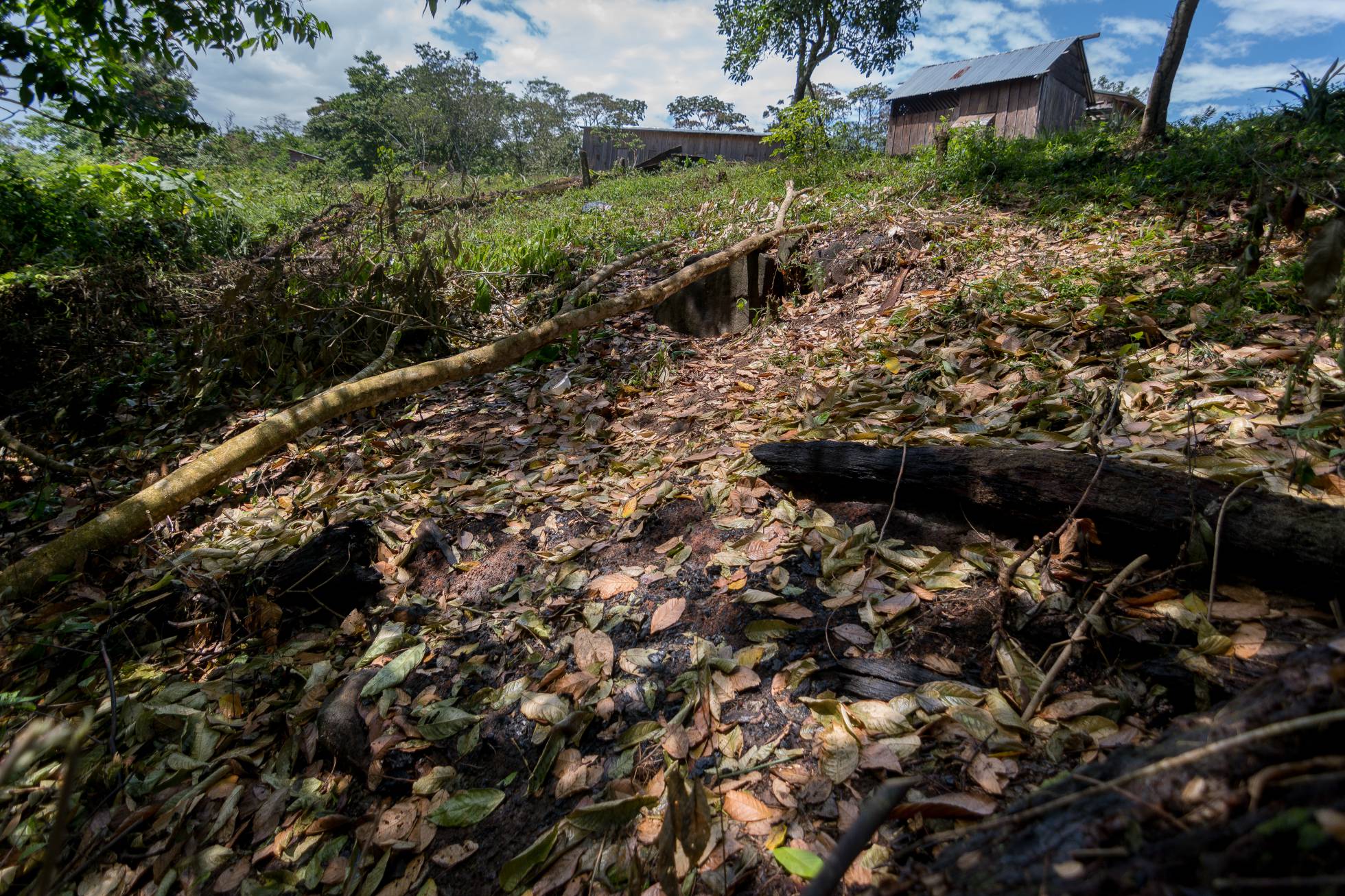 Esta é a fogueira onde ardeu viva Vilma Trujillo García. Ao fundo, a igreja evangélica onde os membros da congregación religiosa oraram por sua “libertação”.