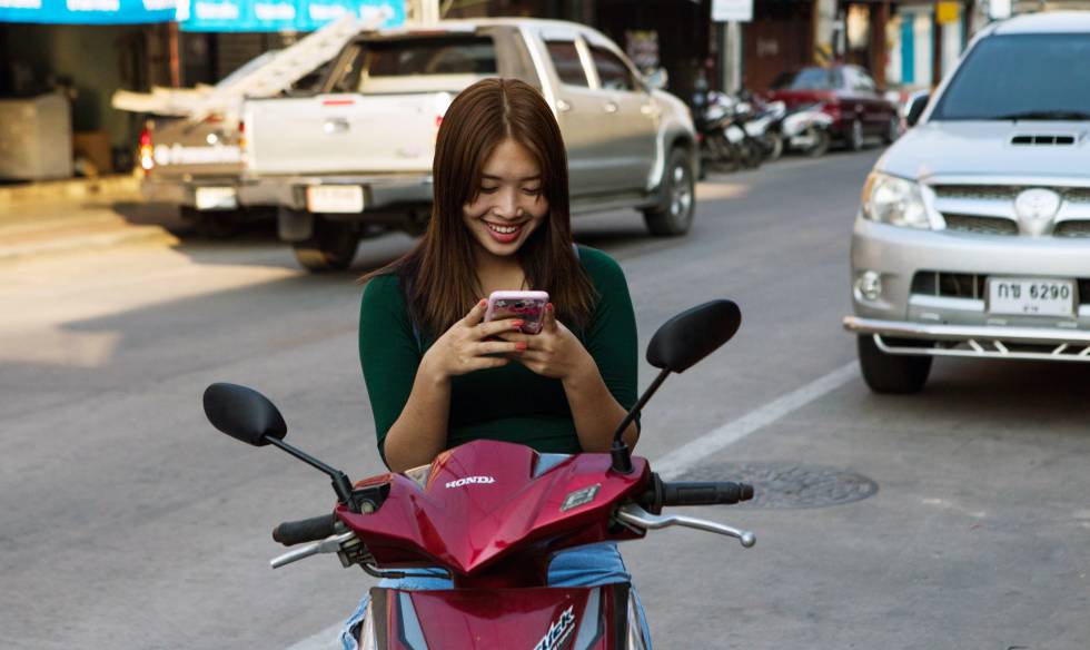Una mujer usa el móvil en Tailandia el viernes pasado. 