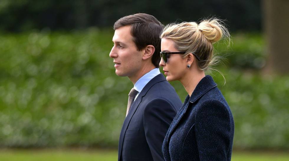 Ivanka Trump anda por los jardínes de la Casa Blanca con su marido.